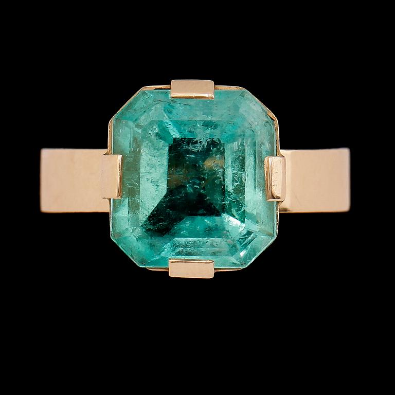 RING, 18K guld, colombiansk smaragd ca 5,00 ct. svenska stämplar W&A,  K11.