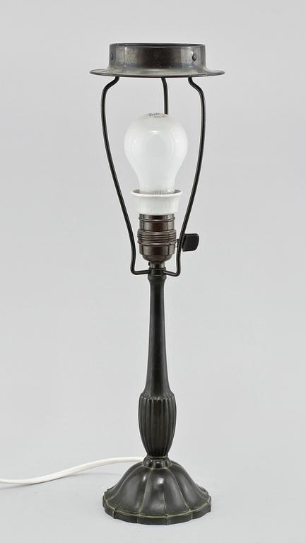 BORDSLAMPA, Just Andersen, Danmark, 1900-talets andra hälft.