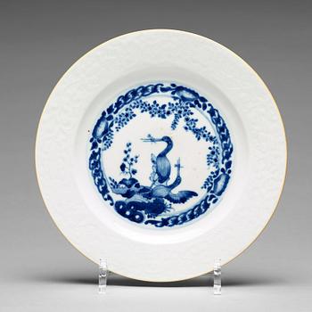 A blue and white armorial dinner plate, Qing dynasty, Qianlong (1736-95).