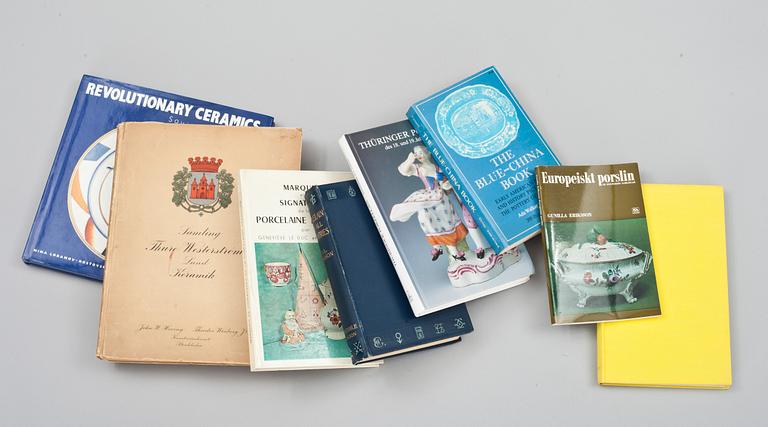 PARTI PORSLINBÖCKER, 8 st, "Revolutionary Ceramics Soviet Porcelain 1917-1921" av Nina Lobanov-Rostovsky, London, 1990.
