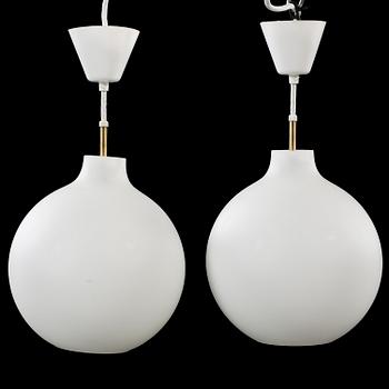 TAKLAMPOR, ett par, "Satellit", Wilhelm Wohlert för Louis Poulsen, 1900-talets andra hälft, höjd 32 cm.