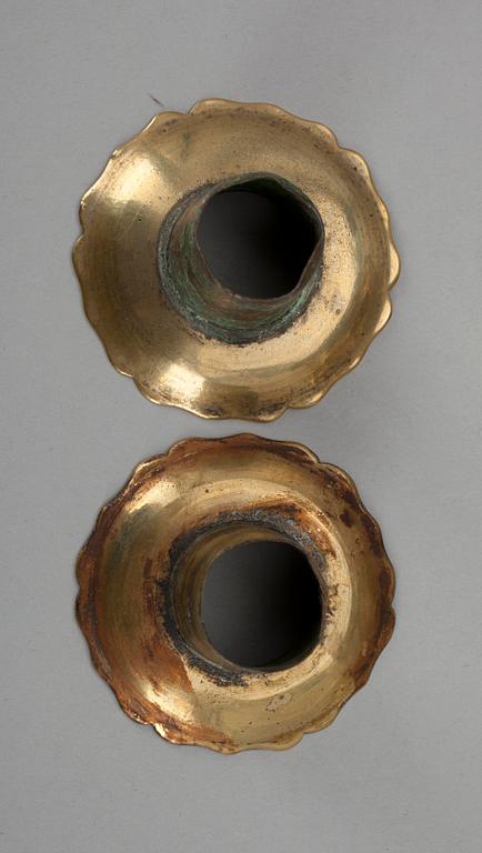 KYNTTILÄNJALKAPARI, messinkiä, Ranska 1700-luku.