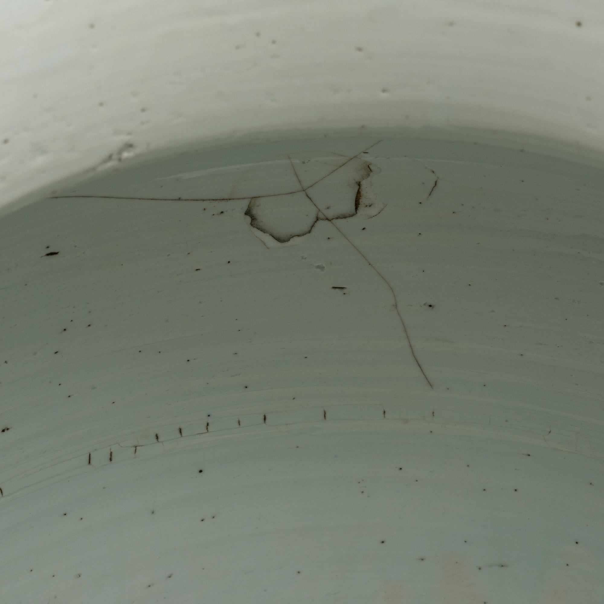 A large blue and white lotus jar with cover, Qing dynasty, Kangxi (1662-1722).