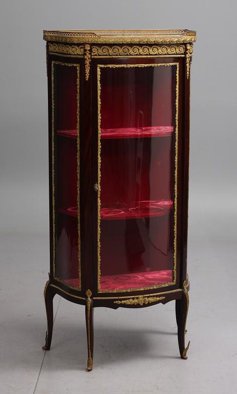 VITRINSKÅP, rokokostil. 1900-tal.