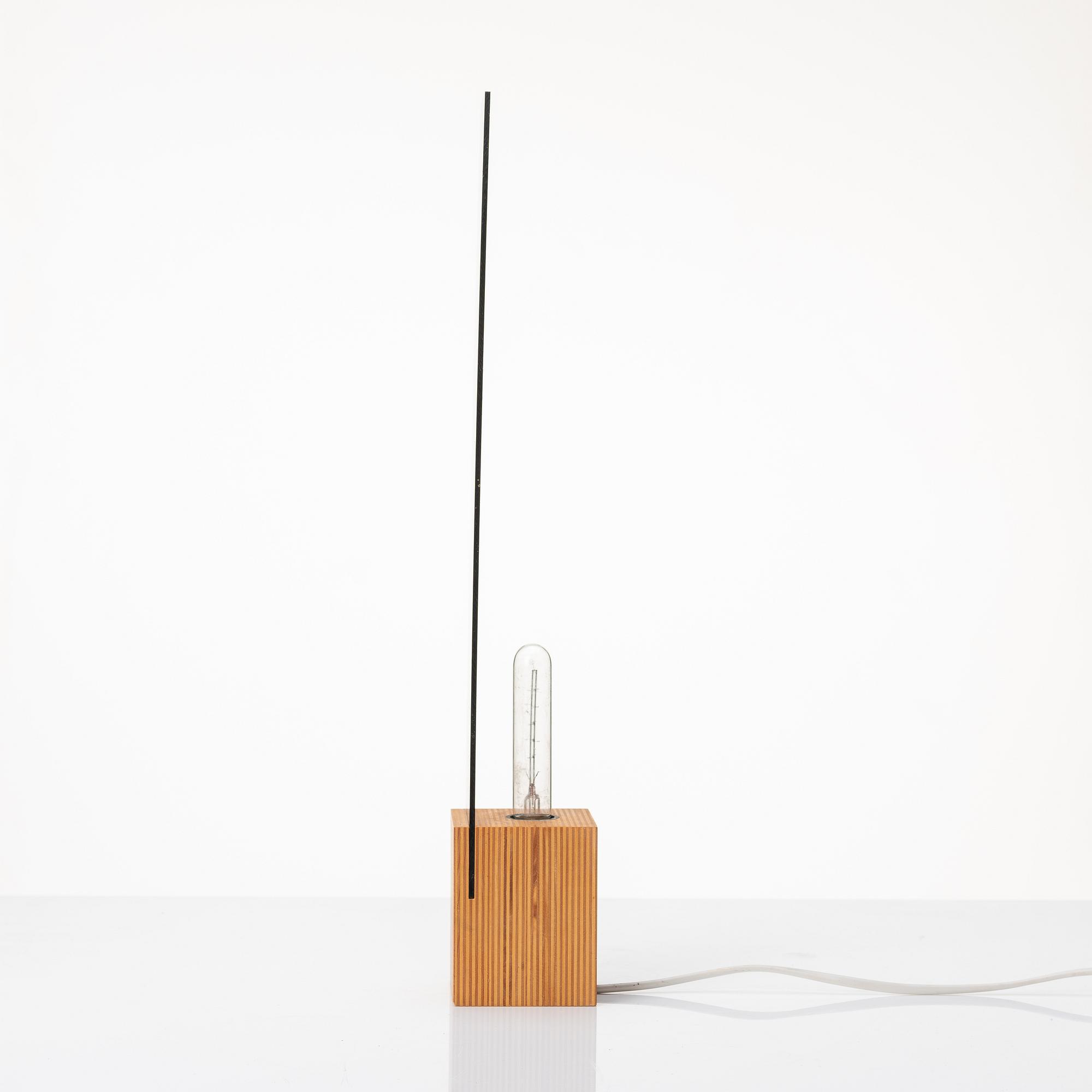 Vägglampa, trä och glas,  samtida produktion.