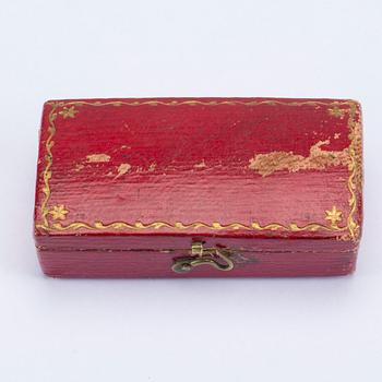 SYETUI, 18 k guld "en trois coleurs" samt silver, ostämplat, ca 1700-tal.