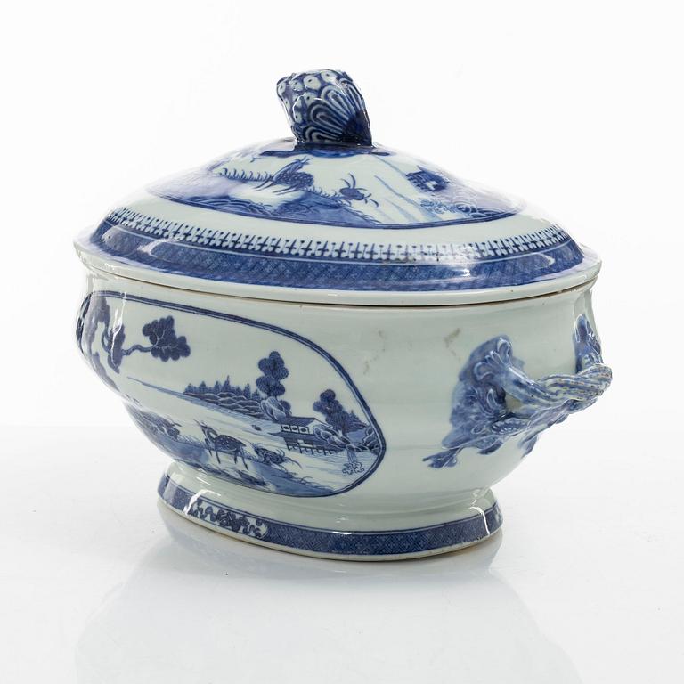 Terrin med lock, porslin. Qingdynastin, Jiaqing (1796-1820).