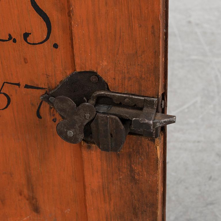 Hängskåp, senbarock, allmoge, daterat 1757.