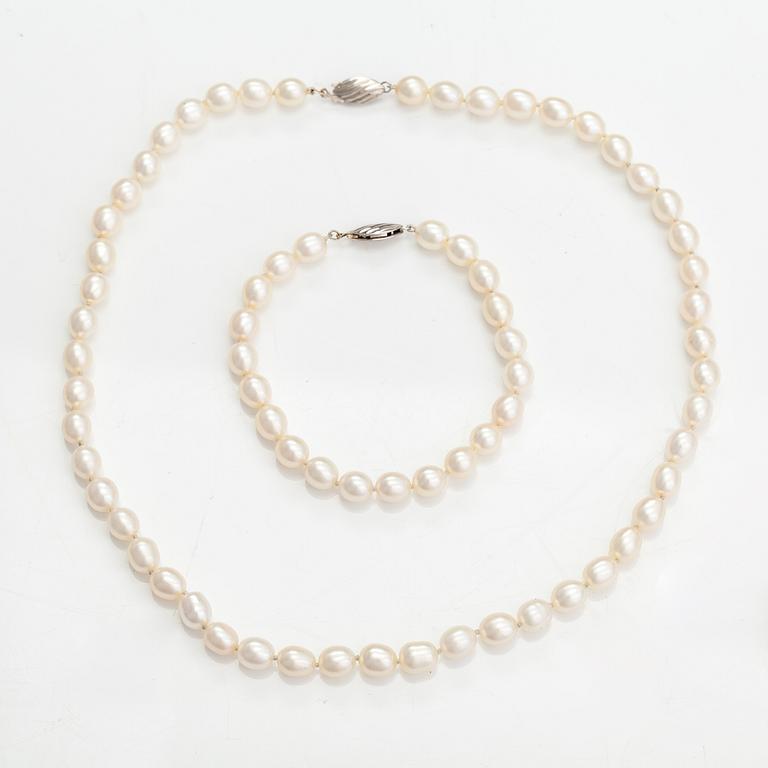 A pearl collier and bracelet with cultured pearls and silver clasps. Pirami.