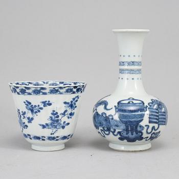 A blue and white vase and cup, Qing dynasty, Kangxi (1662-1722).