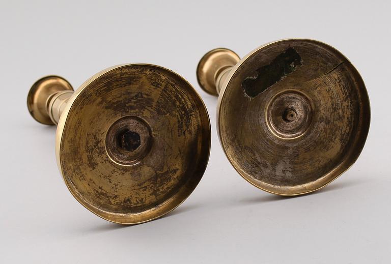 LJUSSTAKAR, 1 par, mässing, England, 1800-talets första hälft.