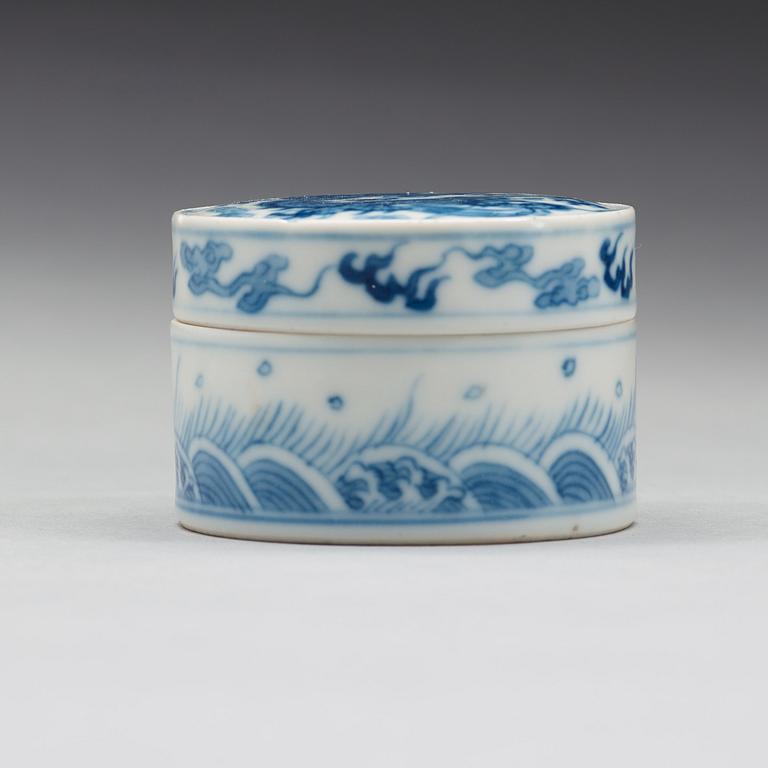 A blue and white box with cover, Qing dynasty, 19th Century.