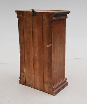HÄNGSKÅP, allmoge, 1800-talets mitt.