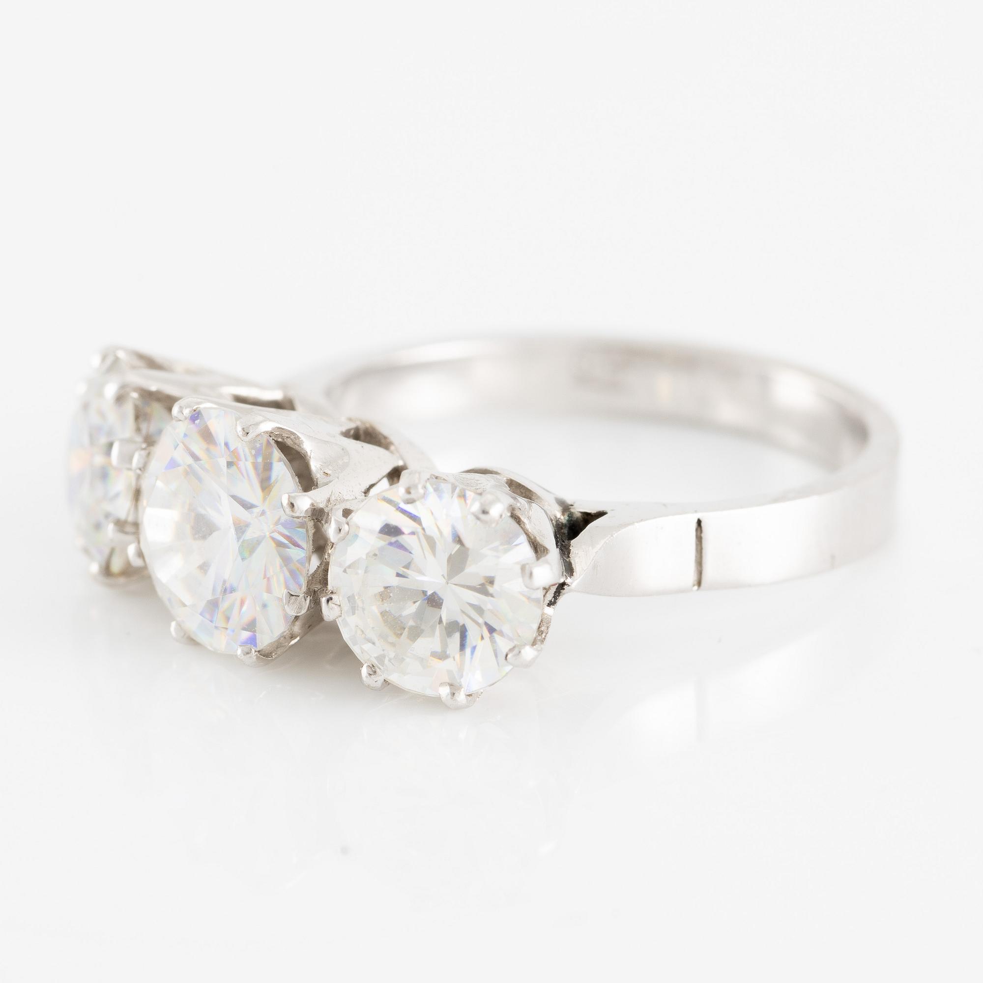 Ring 18K vitguld med vita stenar.