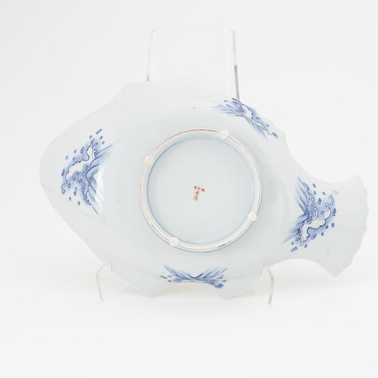 A Japanese imari serving dish and a serving bowl, later part of 20th century.
