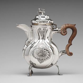 123. A Danish mid 18th century silver coffee-pot, mark of Jens Kieldsen Sommerfeldt (Aalborg 1692-1772).