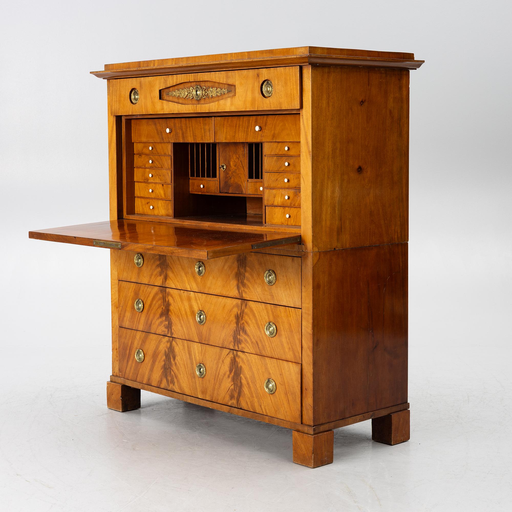 Chiffonier, empire, utförd av Daniel Sehfbom (mästare i Stockholm 1800-1837).