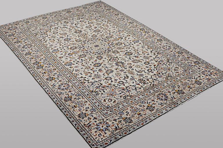 A carpet, Kashan, ca 283 x 194 cm.