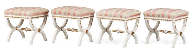 TABURETTER, fyra stycken. Sengustavianska, omkring år 1800.