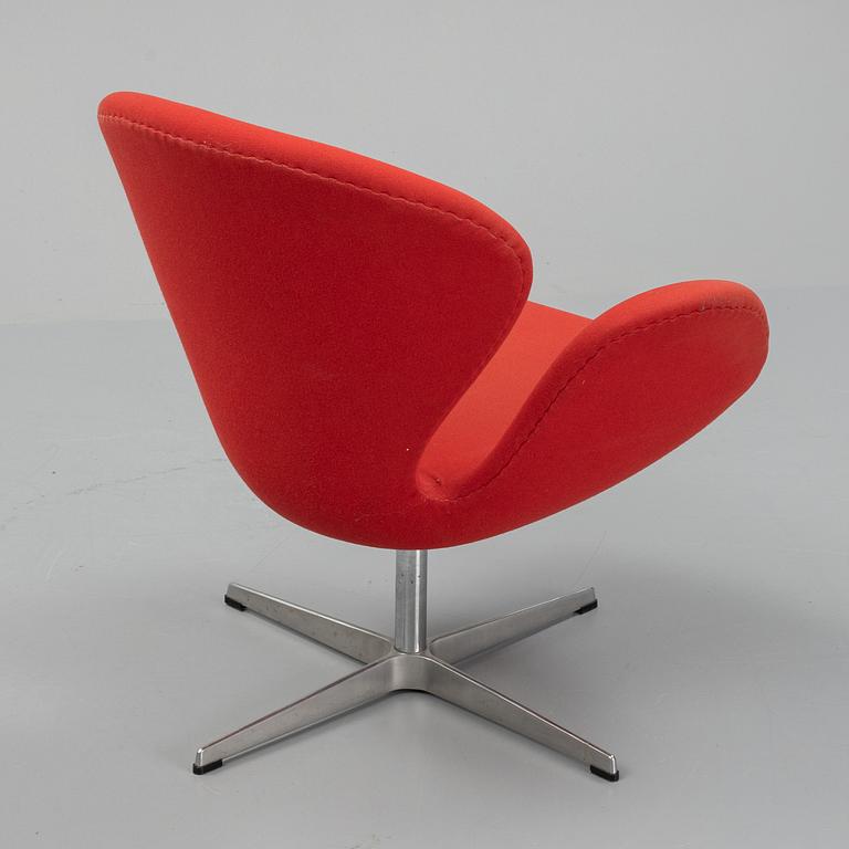 Arne Jacobsen, fåtölj, "Svanen", Fritz Hansen, Danmark, 1995.