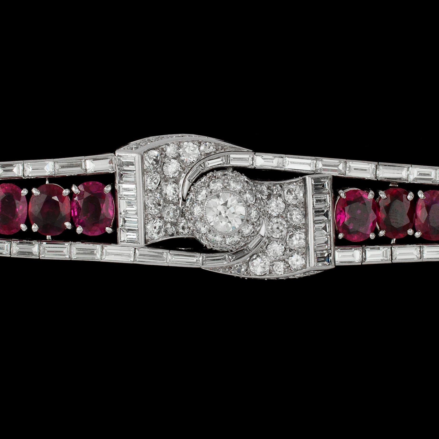 ARMBAND, fasettslipade Burma rubiner, tot. ca 12.20 ct, briljant- och baguetteslipade diamanter, tot. ca 14 ct. 1940-tal.