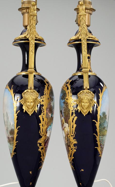 BORDSLAMPOR, ett par, porslin o förg brons. Sèvres-liknande märke. Louis XVI-stil. Målarsign. H.Bituvin.
