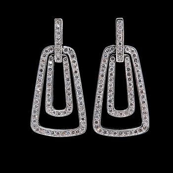 35. A PAIR OF EARRINGS, 150 brilliant cut diamonds 2.04 ct.