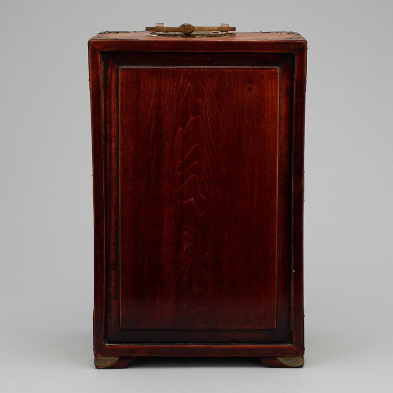 SMYCKESKRIN/MINIATYRSKÅP, trä, Kina, 1900-talets mitt/andra hälft.