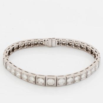 An 18K white gold bracelet set with round brilliant-cut diamonds.