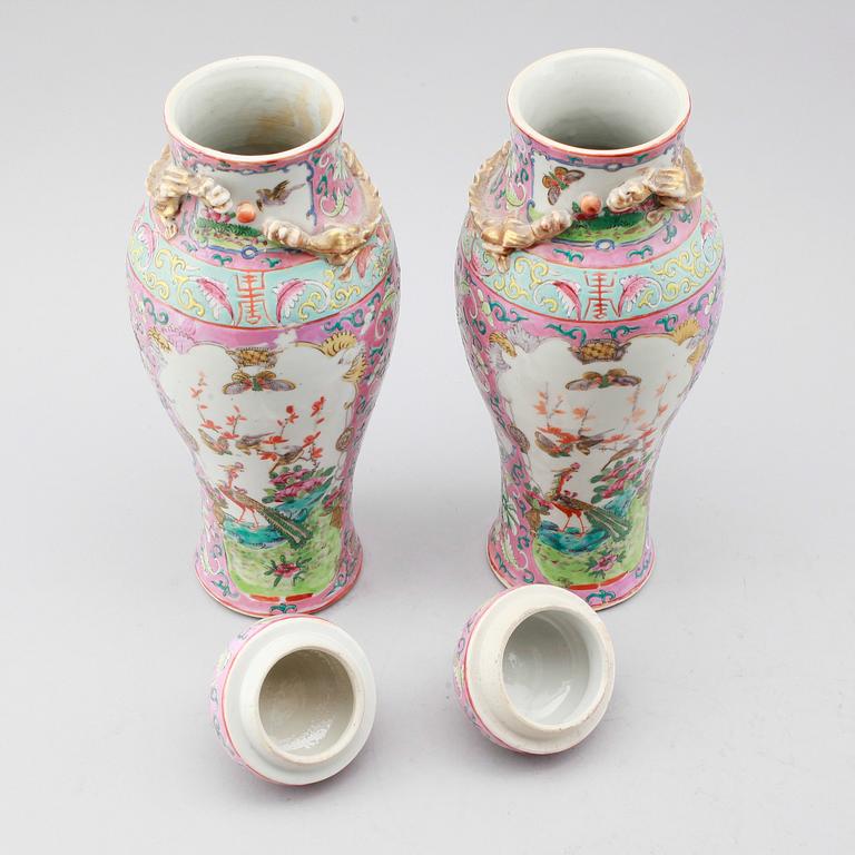 A PAIR OF VASES with lids, porcelain, China, late Qing, 19th century.