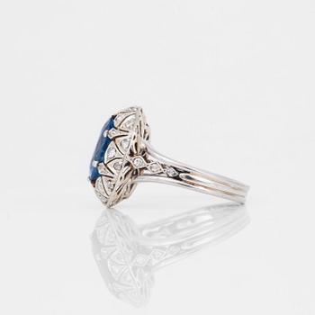 RING med diamanter samt Ceylonsafir ca 5.00 ct samt gammalslipade diamanter.