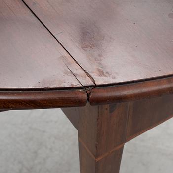 A Georgian mahogany Pembroke table, England, around 1800.