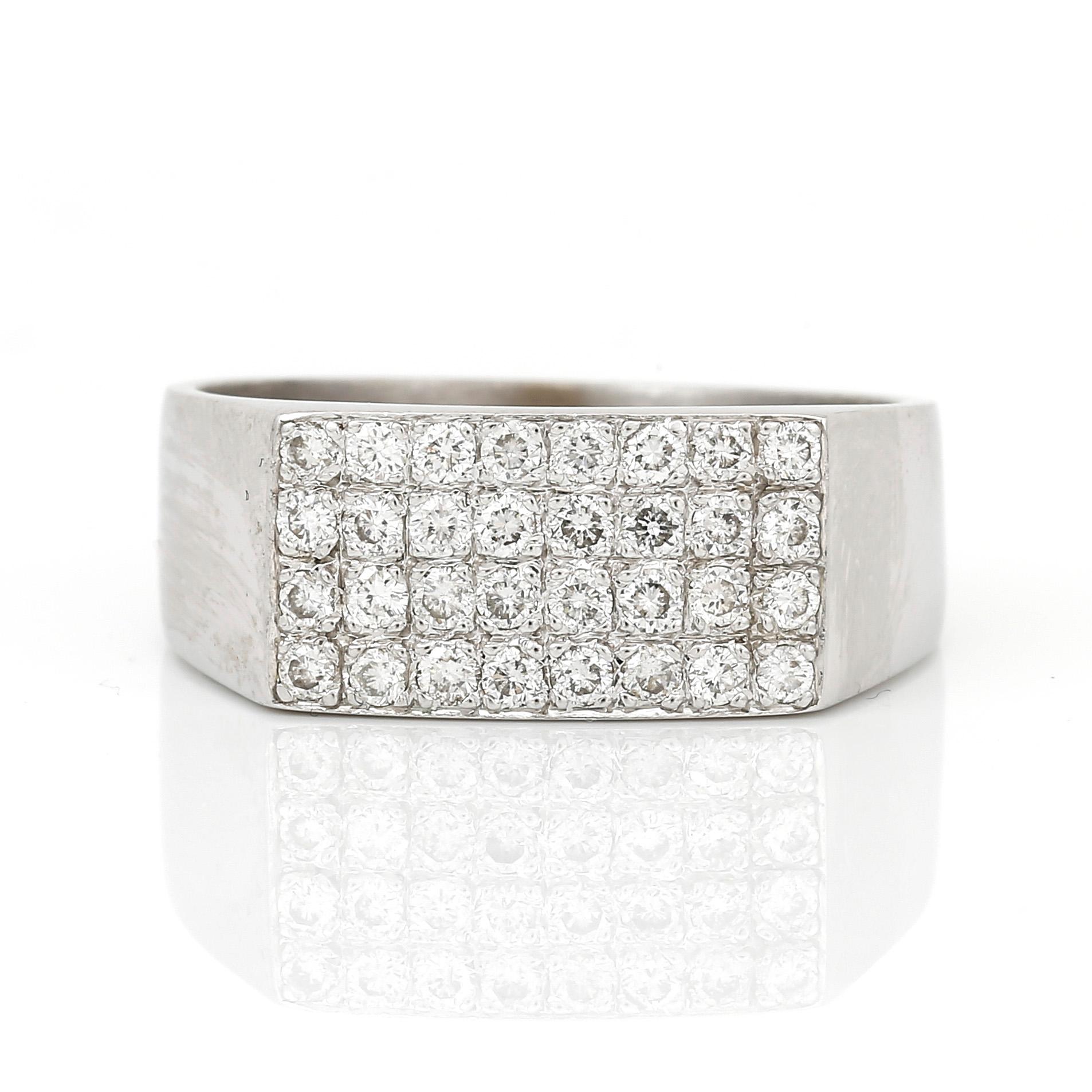 RING, 18K vitguld med briljantslipade diamanter, tot ca 0,64 ct. Total vikt ca 11,78 g.