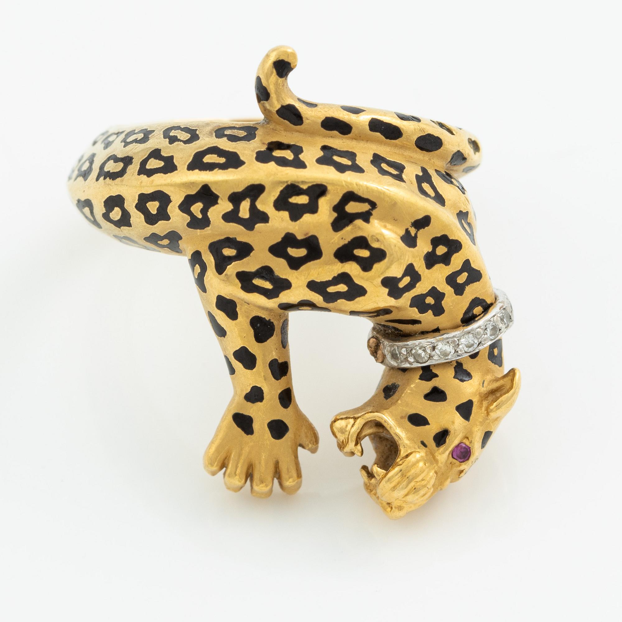 Ring probably by Carrera y Carrera, 18K gold in the form of a panther with enamel and brilliant-cut diamonds.