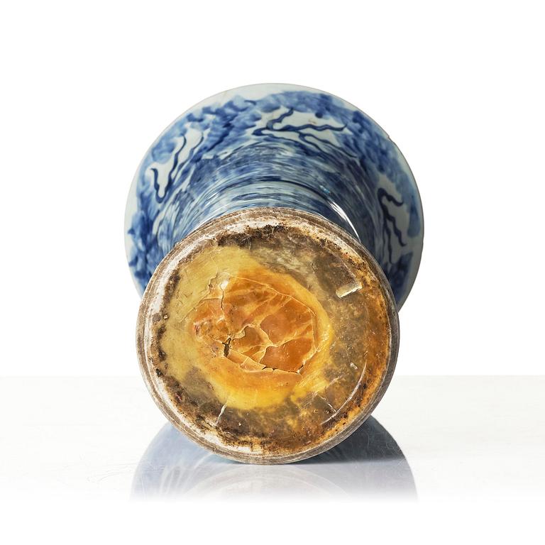 A blue and white 'four clawed dragon' vase, 17th century.