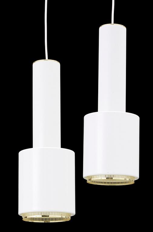 TAKLAMPOR, ett par, "Hand Granade", Alvar Aalto, Artek. Modellen formgiven 1952. H ca 41.