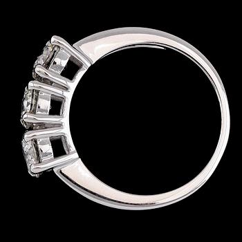 RING, 18K vitguld, briljantslipade diamanter tot ca 2.14 ct. Vikt ca 6 g.