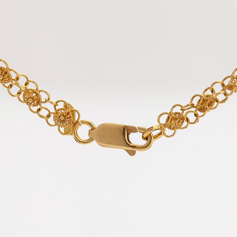 An 18K gold filigree necklace. Foreign hallmarks.