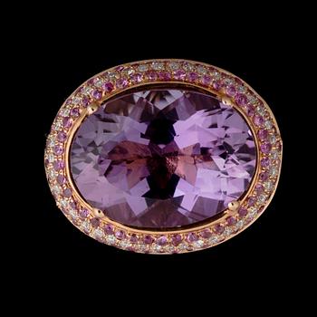 A RING, 18K gold, facetted amethyst, pink sapphires, brilliant cut diamonds.