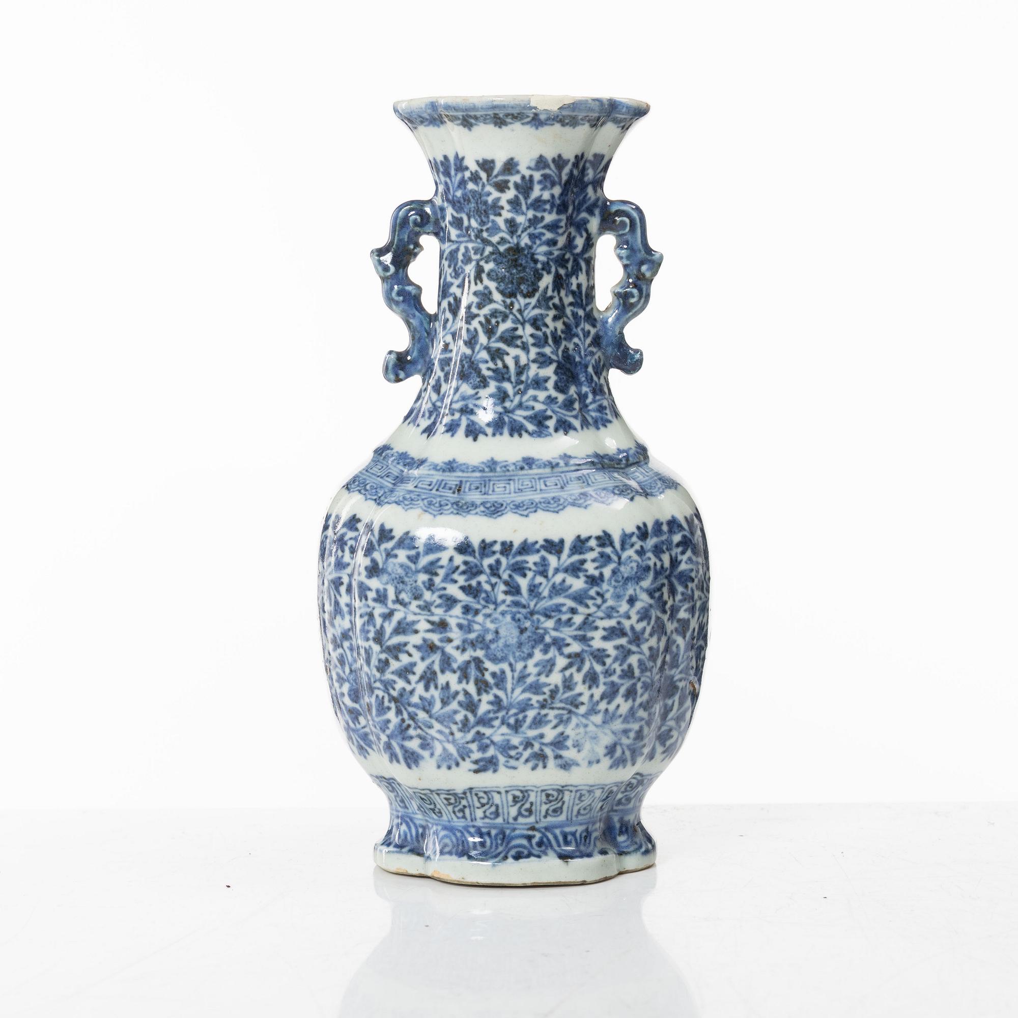 A Chinese blue and white porcelain vase, Qing dynasty, 18th century.