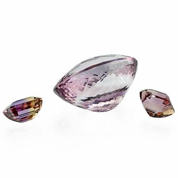 ÄDELSTENAR, 3 st, en ametist, 104.05 ct samt  2 ametriner, fasettslipade, 1900/2000-tal.