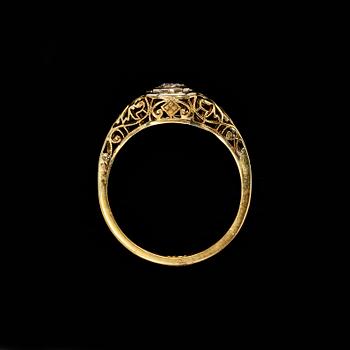 RING, 18k guld med gammalslipad diamant, ca 0.10 ct. Vikt 3 g.