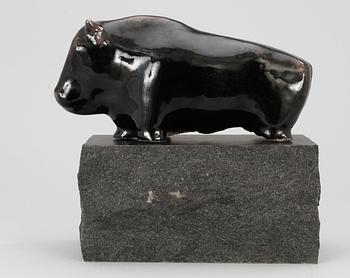 An Ulla & Gustav Kraitz stoneware bull, Fogdarp, Förslövsholm.