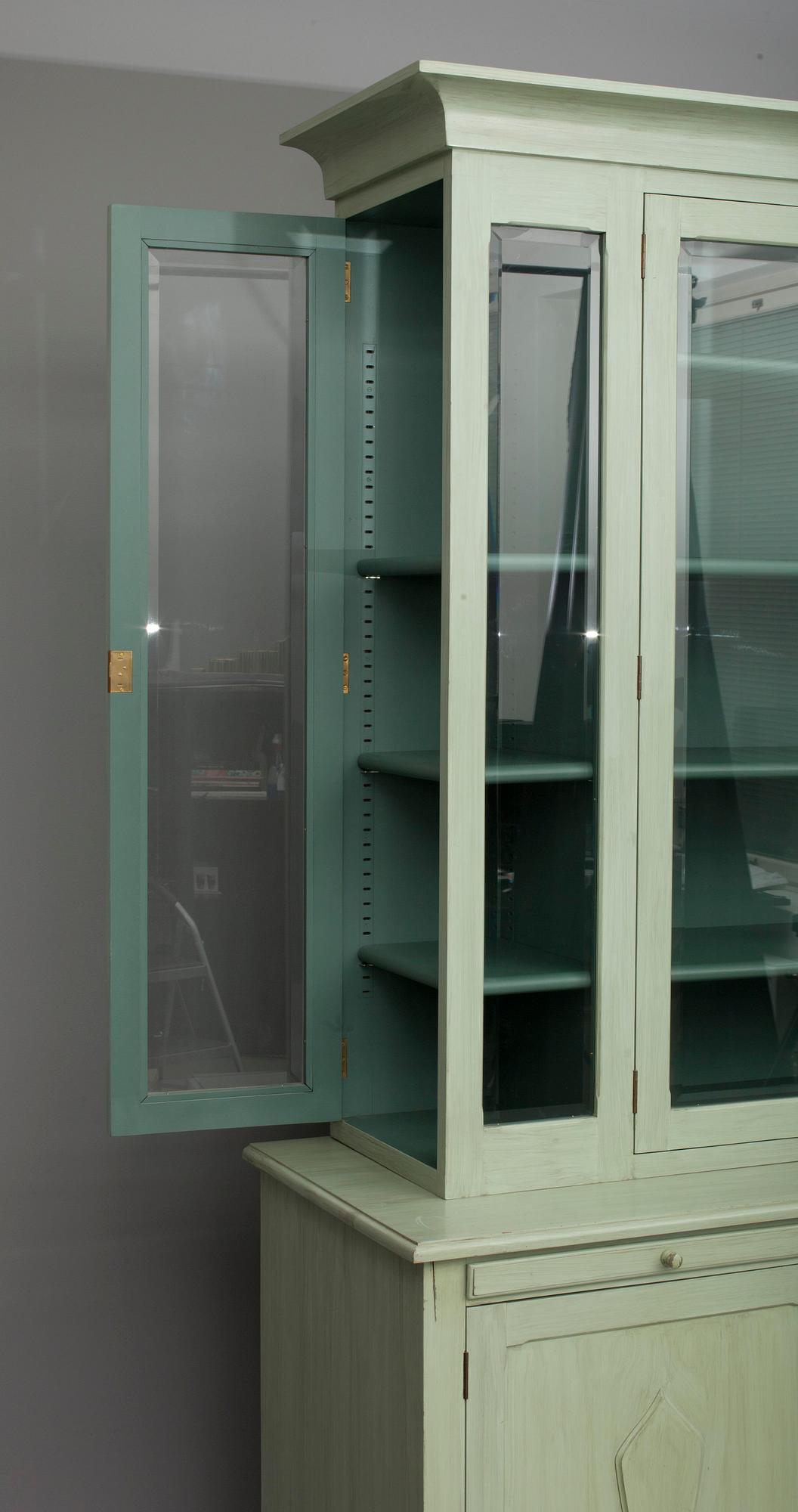 VITRINSKÅP, beställningsarbete av Halstead & Fowler, Cabinet Makers, England 1990-talets slut.