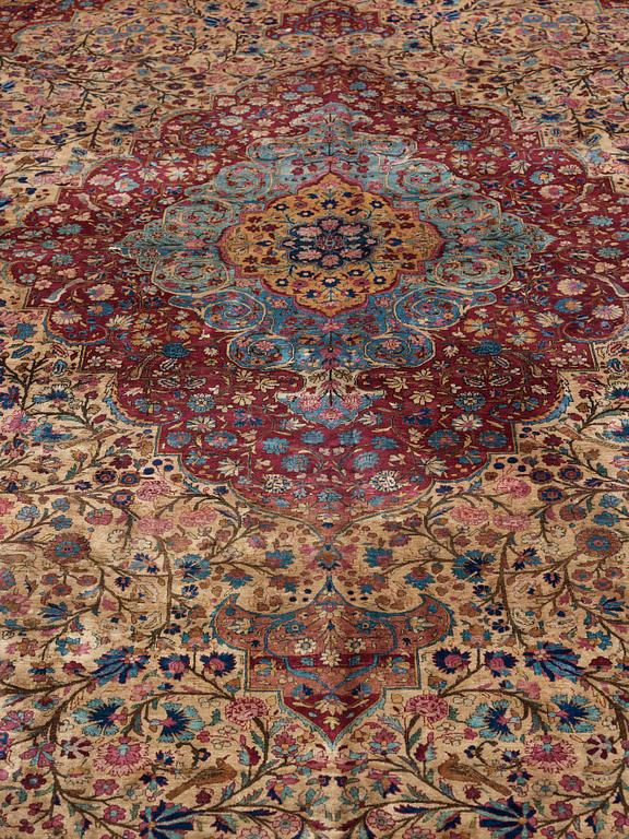 CARPET. Semi-antique Silk Kashan. 428 x 315,5 cm.