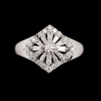 RING, 10 k vitguld, briljantslipade diamanter tot 0.75 ct.