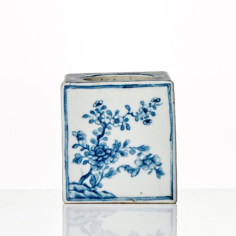 A blue and white ink holder, Qing dynasty, Qianlong (1736-95).