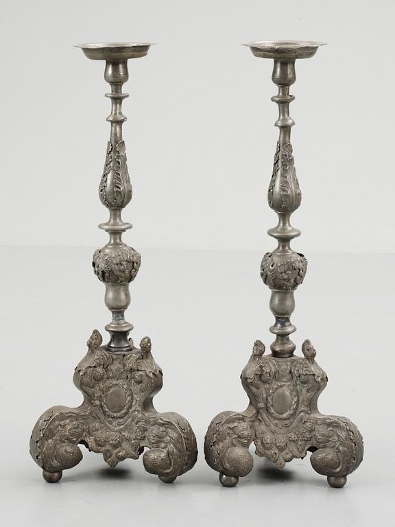 ALTARSTAKAR, ett par, tenn. Barockstil, 1800-tal.