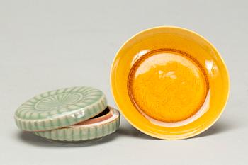 LOCKDOSA samt FAT, porslin, Kina, 1900-tal.