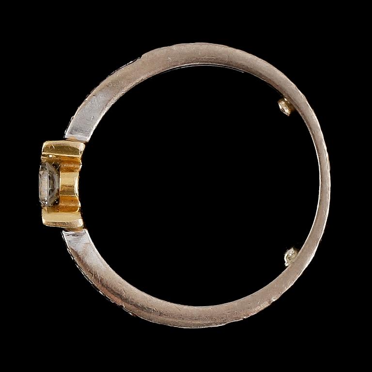 RING, 18K tvåfärgat guld, briljantslipade diamanter. Vikt ca 3 g.